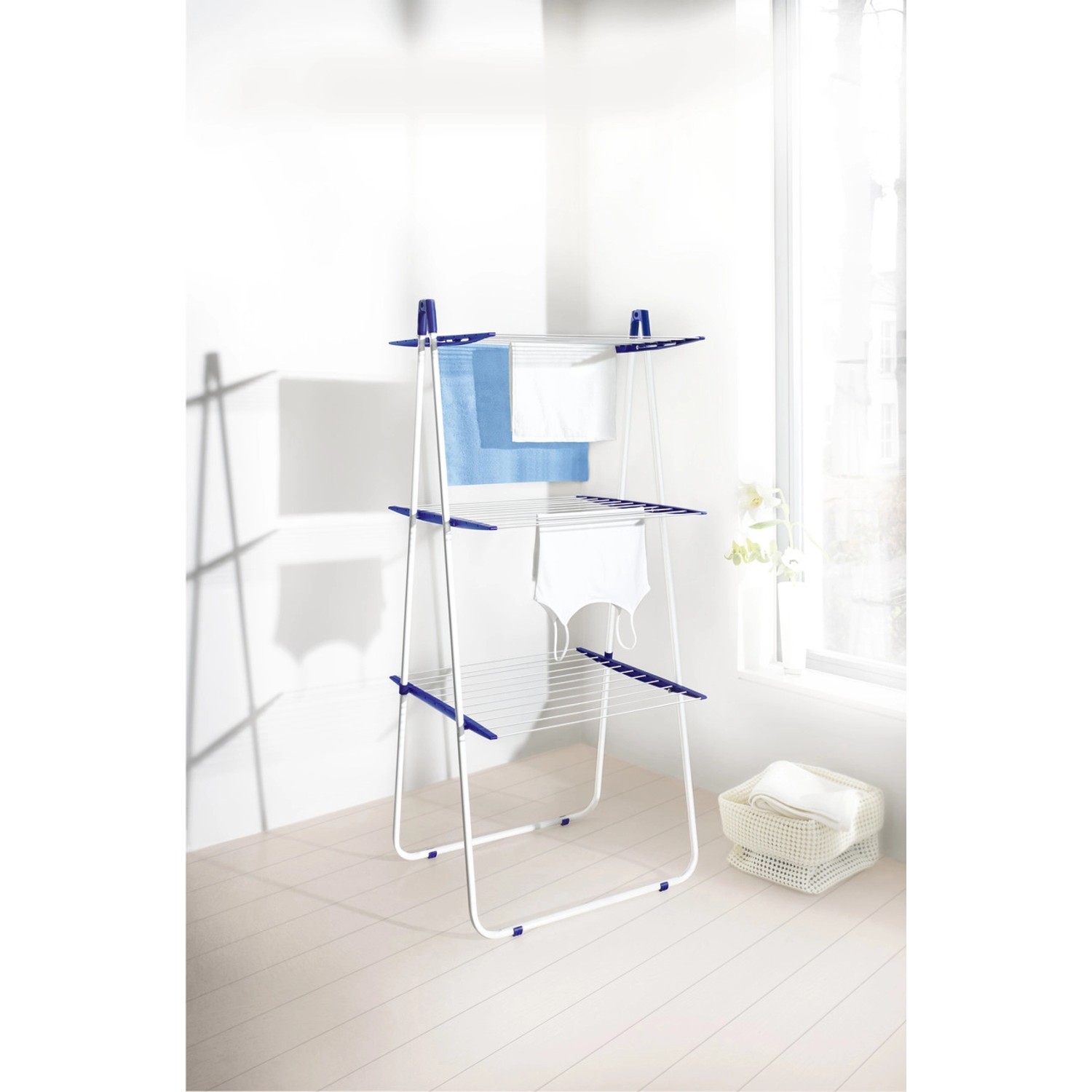 Leifheit Turmtrockner Pegasus Tower 190, Wäscheständer mit drei Ebenen und Wäsche.
