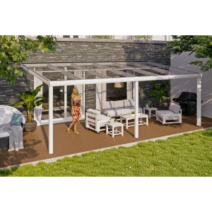 Weiße Skan Holz Terrassenüberdachung Monza mit Glasdach und Gartenmöbeln auf Terrasse.
