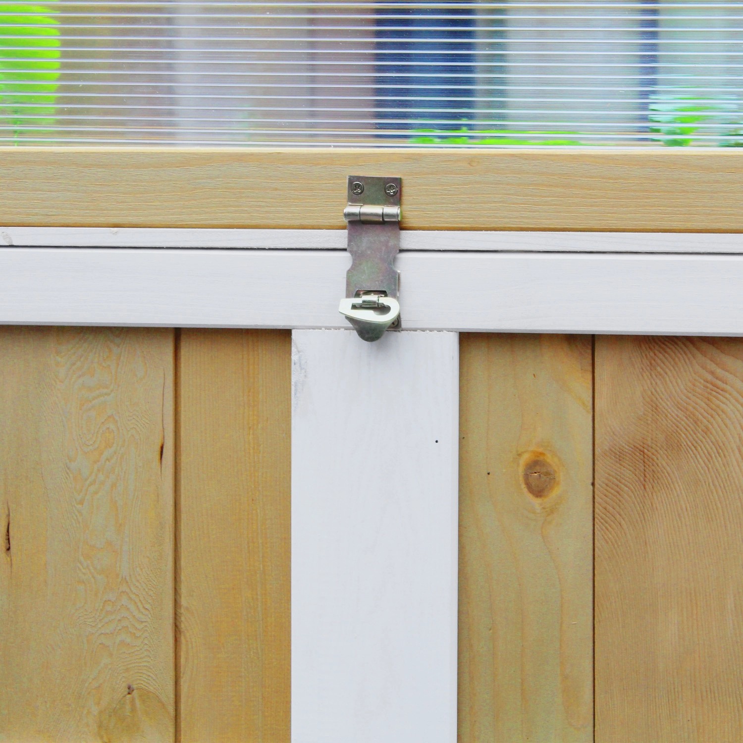 Detailansicht: Axi Hochbeet mit Gewächshaus, braunes Holz, weiße Akzente, Verschluss.