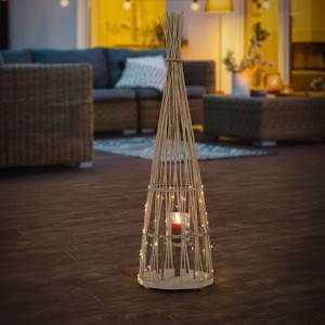 Holzfarbene Bambus Laterne, 110 cm hoch, mit Kerzenglas und LED-Lichterkette im Boho Stil.