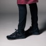 Schwarze New Balance 515 SR Berufsschuhe für Damen, Größe 36, getragen mit dunkler Hose und Schürze.