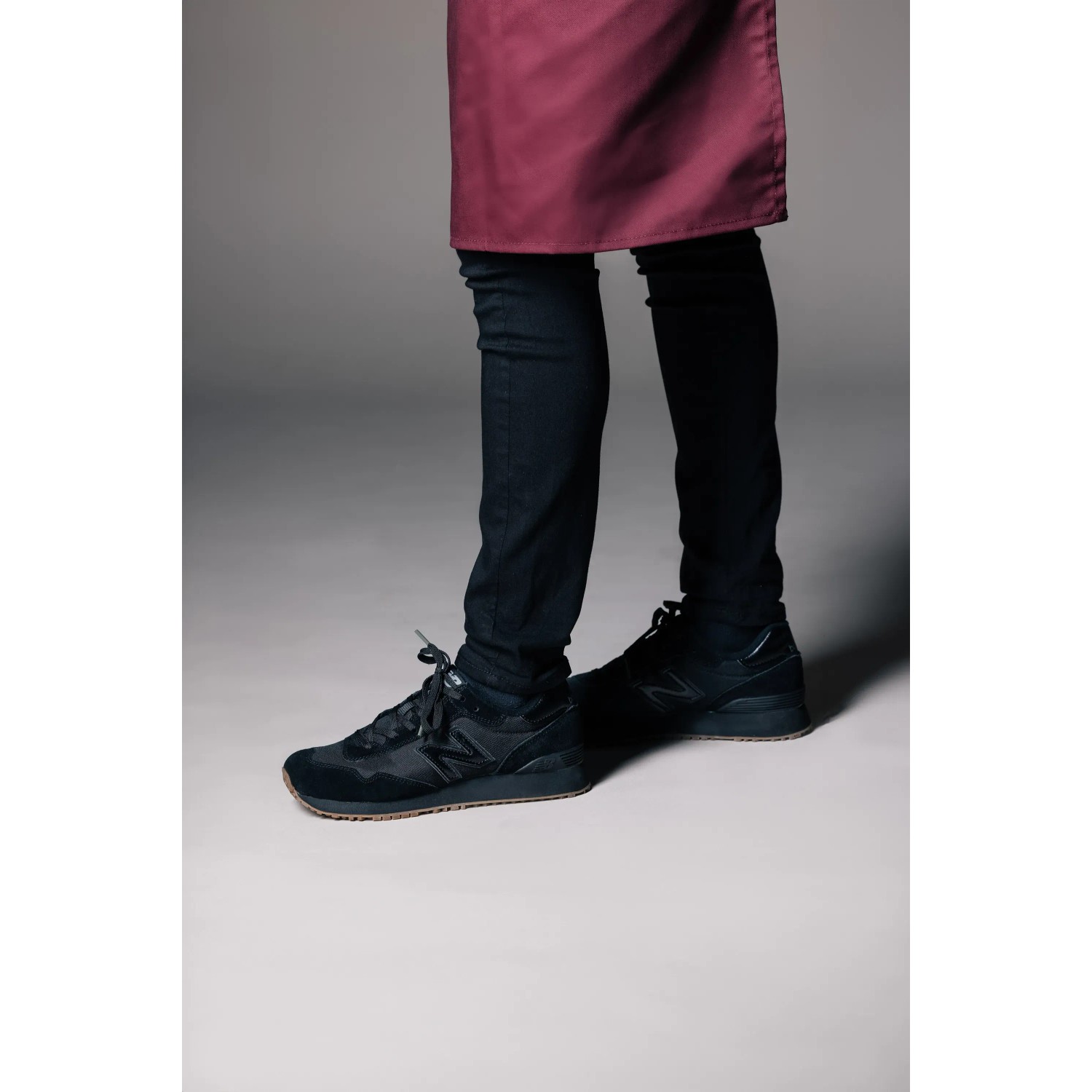 Schwarze New Balance 515 SR Berufsschuhe für Damen, Größe 36, getragen mit dunkler Hose und Schürze.
