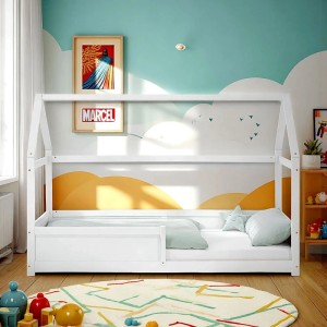 Weißes Kinder Hausbett aus Holz mit Rausfallschutz. Modernes Bodenbett im Kinderzimmer.