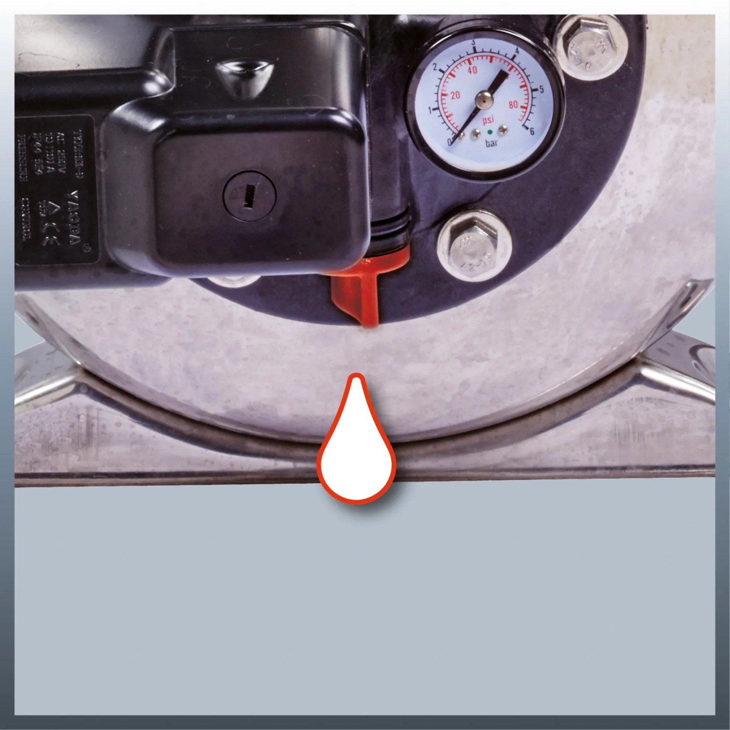 Detailaufnahme: Einhell GC-WW 1250 NN Hauswasserwerk mit Manometer und Entleerungsschraube.