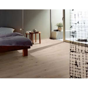 Heller Wohnraum mit Parador Parkett Classic 3025 Eiche rustikal, gebürstet und naturgeölt.