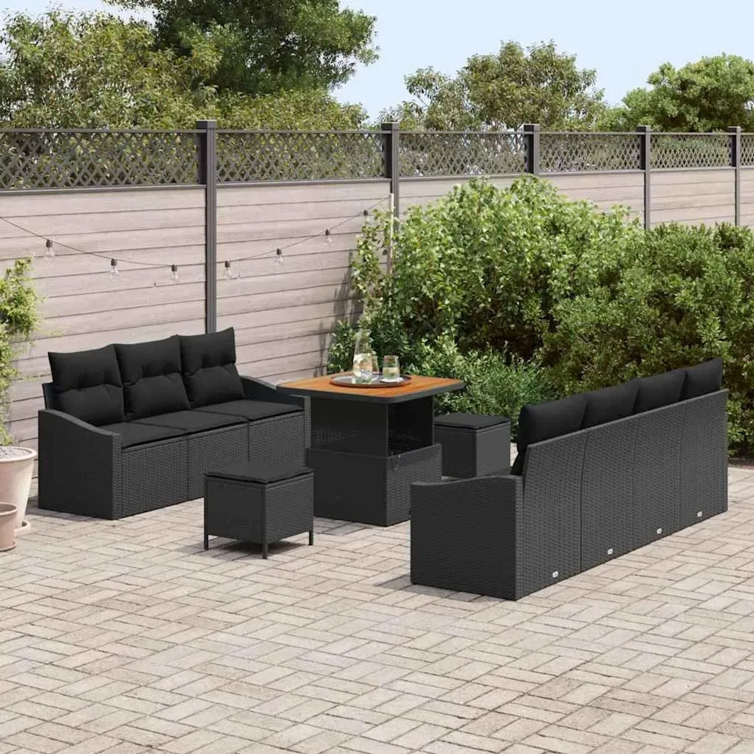 Schwarzes 10-teiliges vidaXL Garten-Sofa-Set aus Poly Rattan mit Tisch und Kissen.