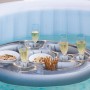 Schwimmender Getränkehalter für Whirlpool mit Getränken und Snacks im Wasser.