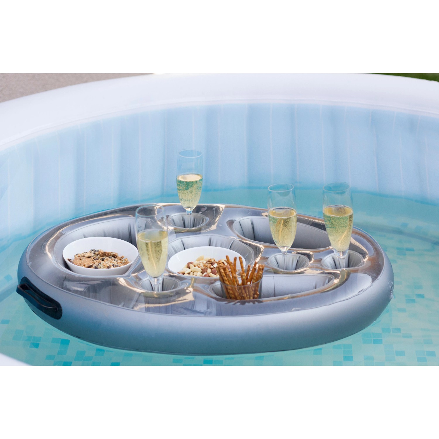 Schwimmender Getränkehalter für Whirlpool mit Getränken und Snacks im Wasser.