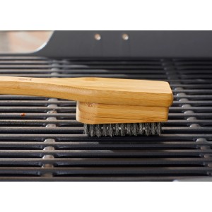 Weber Grillbürste mit Bambusgriff reinigt Grillrost schonend und effektiv.