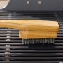 Weber Grillbürste mit Bambusgriff reinigt Grillrost schonend und effektiv.