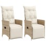 Zwei beige, verstellbare Gartensessel aus Polyrattan mit Kissen. Ideal für Garten oder Terrasse.