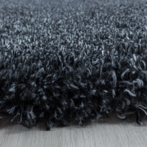 Detailansicht: Anthrazitfarbener Ayyildiz Hochflorteppich Fluffy, 80x250 cm.