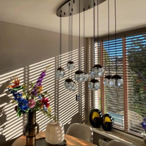 QAZQA Inge Design Pendelleuchte, 12 klare, strukturierte Glassphären an dunkelbronzenem Baldachin im Esszimmer.