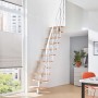 Raumspartreppe Intercon Alpha Mittelholmtreppe mit 12 Buchenholzstufen und weißem Metallgeländer.