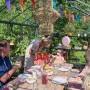 Familie feiert im Juliana Gewächshaus Orangerie 21 Schwarz-Anthrazit mit Partydeko.