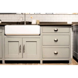 Küchenzeile mit Spüle und Schubladen, gestrichen mit Rust-Oleum Kreidefarbe Winter-Grau.