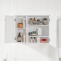 SoBuy Spiegelschrank BZR55-W, weißer Hängeschrank mit Lamellentür, geöffnet und mit Badutensilien gefüllt.