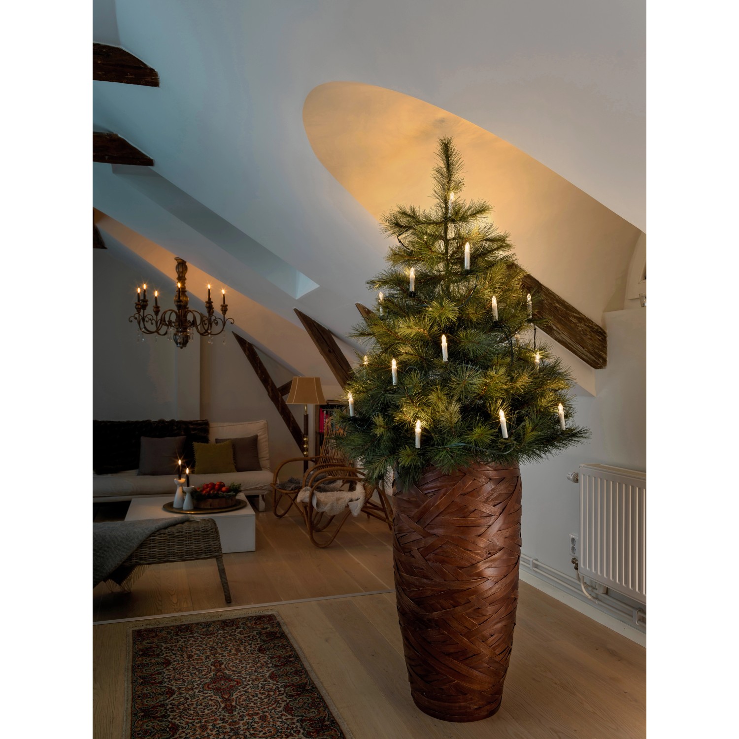 Konstsmide LED Baum Lichterkette mit 25 warmweißen Topbirnen für den Innenbereich.