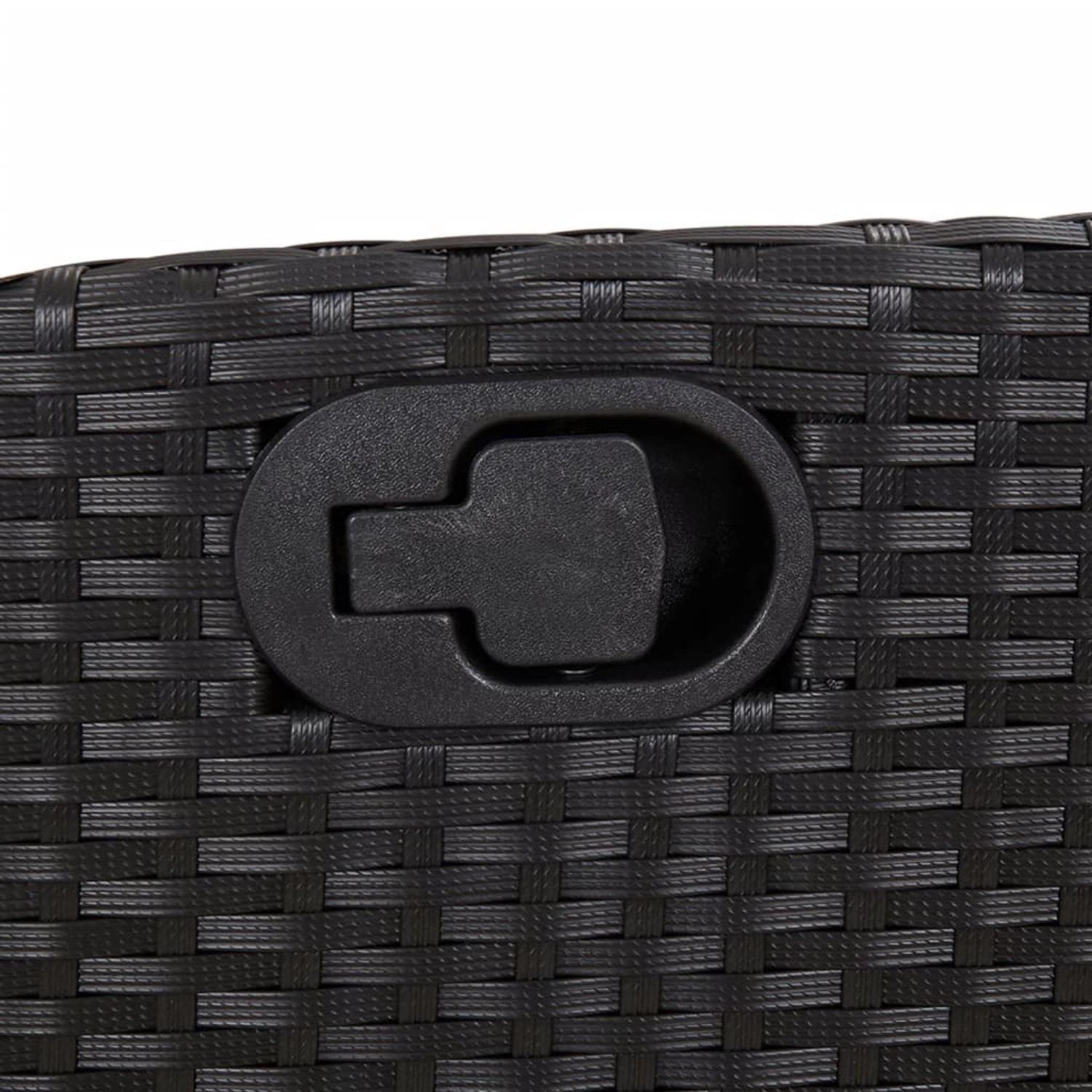 Detailaufnahme: Schwarze Gartenmöbel Essgruppe aus Polyrattan mit Verstellmechanismus.