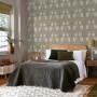 Schlafzimmer mit grauer William Morris Vliestapete Pimpernel mit floralem Muster.