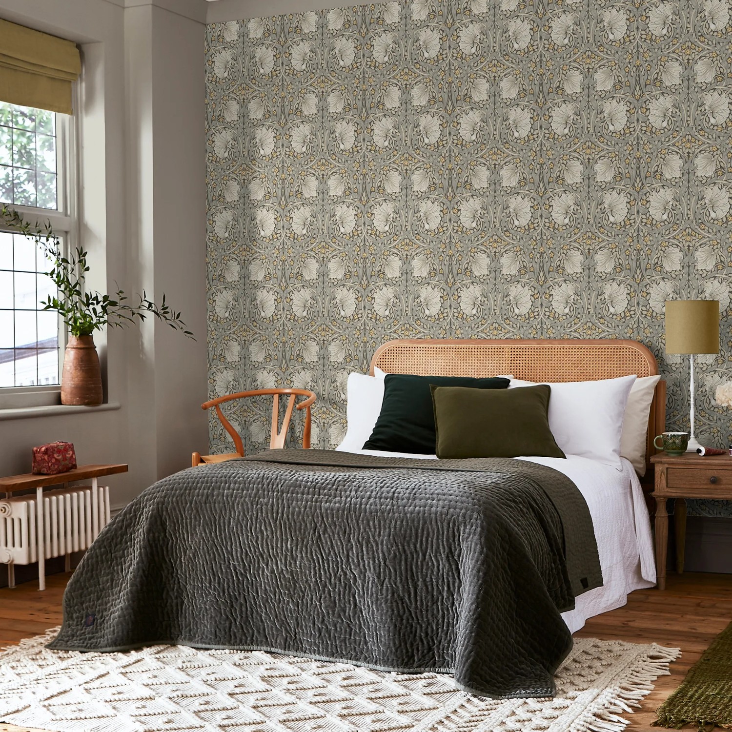 Schlafzimmer mit grauer William Morris Vliestapete Pimpernel mit floralem Muster.
