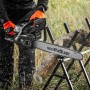 Texas El-Tex1800 Elektro-Motorhacke beim Zerkleinern von Holz auf einem Sägebock.