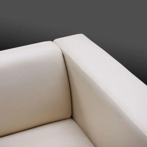 Detailansicht: Helle Kunstleder-Ecke des MCW 2er Sofas Lille.