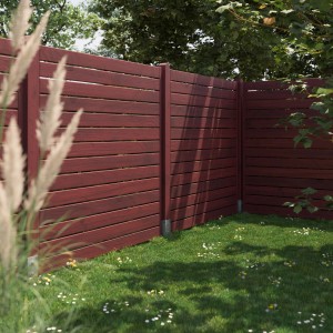 Lackiertes, braunes Sichtschutzzaunelement Faro (180x180cm) im Garten.