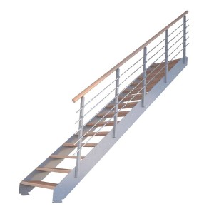 Treppe Kos mit 13 Buchenholzstufen und grauem Metallgeländer. Innentreppe mit natürlicher Optik.