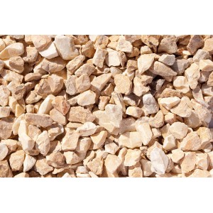 Nahaufnahme von Siena-gelbem Marmorsplitt (22-32 mm) als Zierkies.