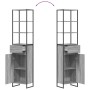 Grauer Sonoma Bad-Hochschrank mit schwarzem Metallrahmen, offenen Regalen, Schublade und Tür. Industriedesign.