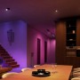 Wohnraum mit Philips Hue GU5.3 LED Spots in Weiß und Farbe, 2er-Pack.