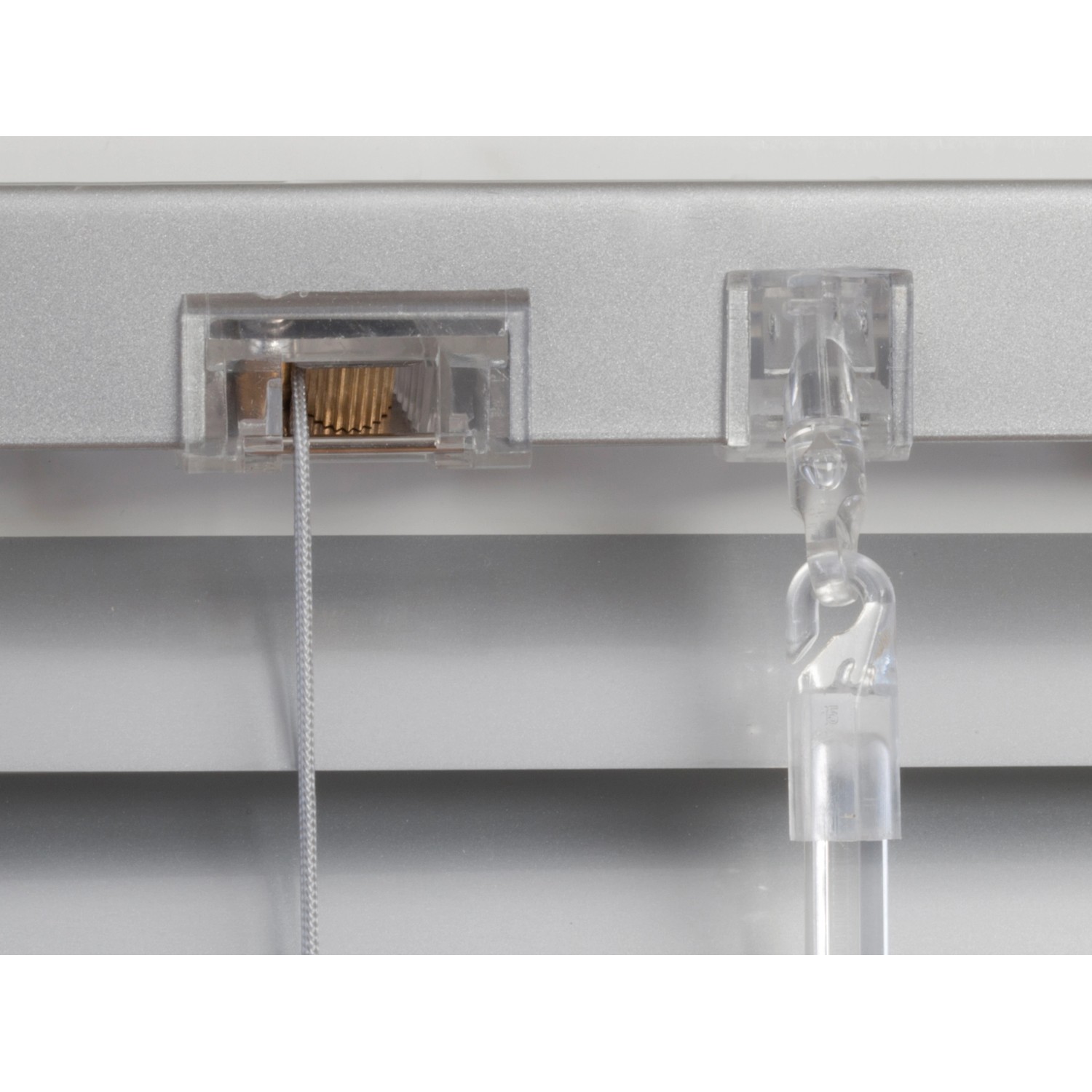 Detailaufnahme der Bedienelemente der silbernen Aluminium Jalousie Burgos.