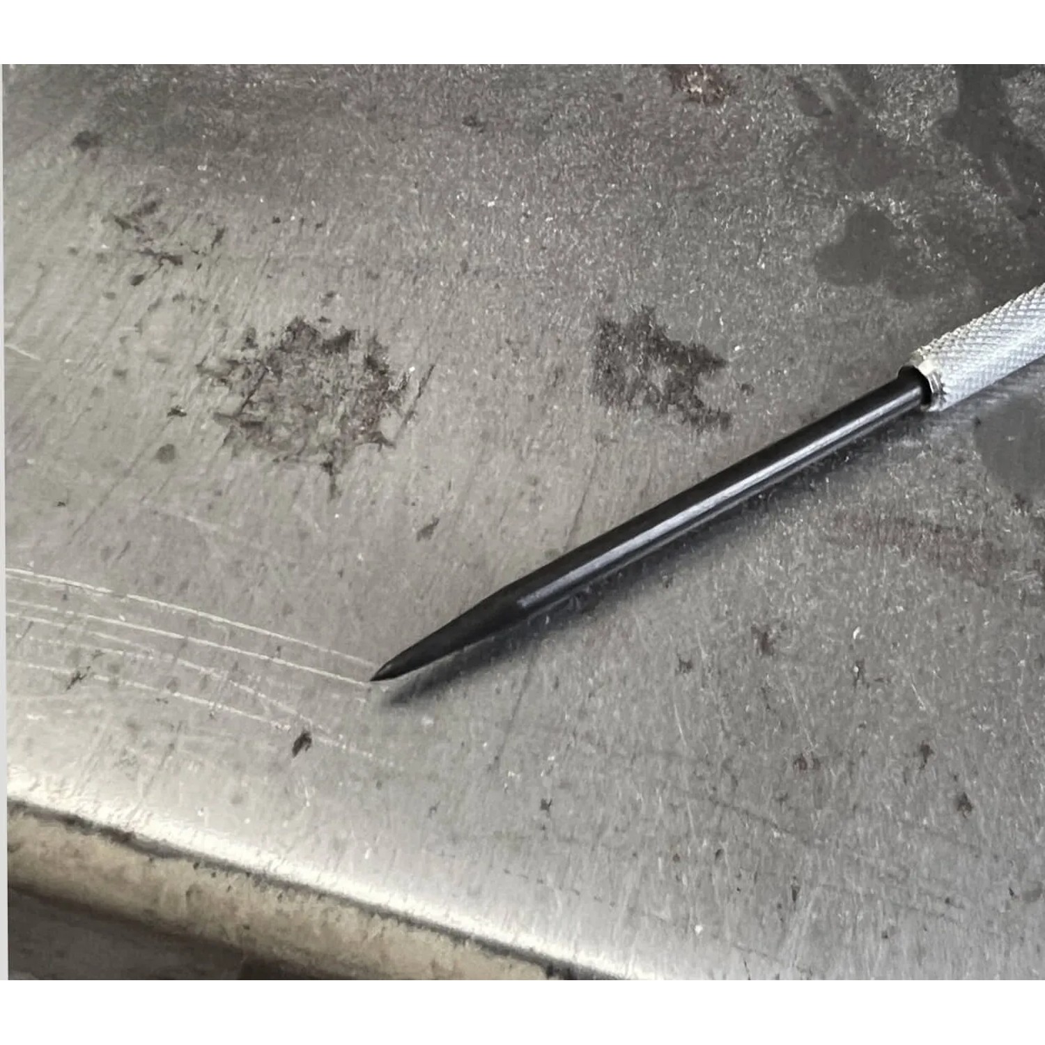 Bauheld Anreißnadel aus Metall, 250mm, mit zwei Nadeln zum Anreißen von Werkstücken.