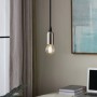 Eglo E14 LED Leuchtmittel in Globeform, 4W, warmweiß, an einer Pendelleuchte über einem Schreibtisch.