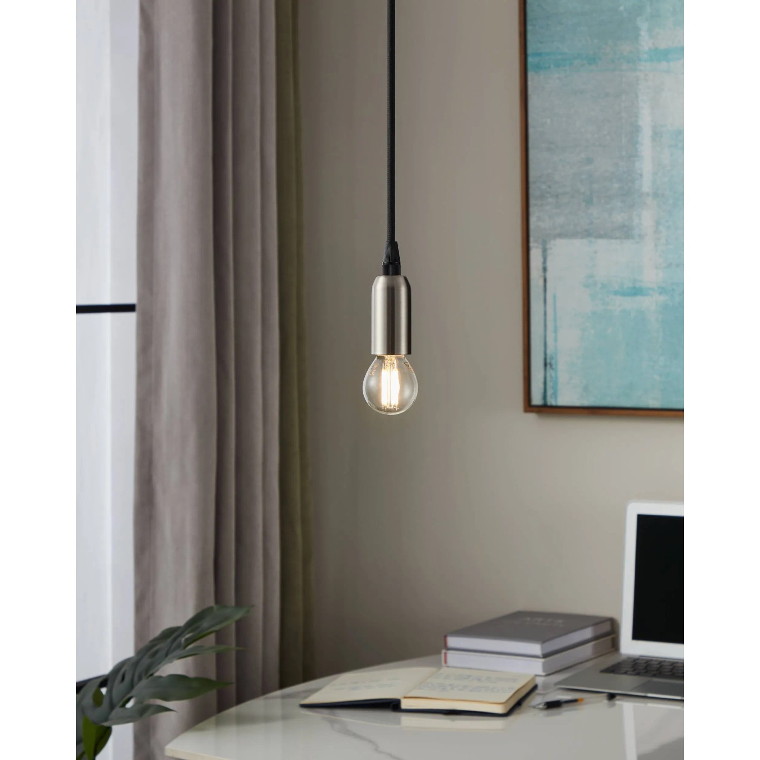 Eglo E14 LED Leuchtmittel in Globeform, 4W, warmweiß, an einer Pendelleuchte über einem Schreibtisch.
