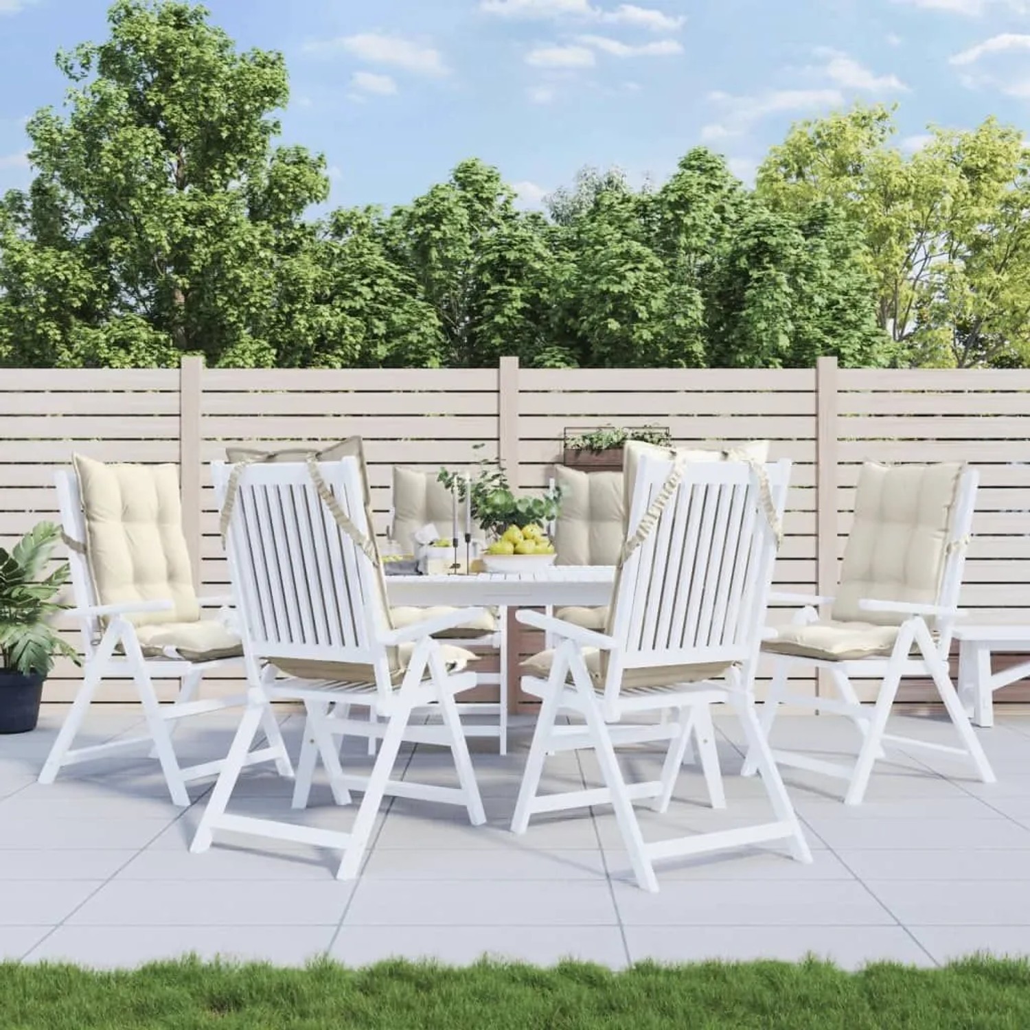 Cremefarbene Hochlehner-Auflagen, 6 Stk., auf Gartenstühlen im Außenbereich.