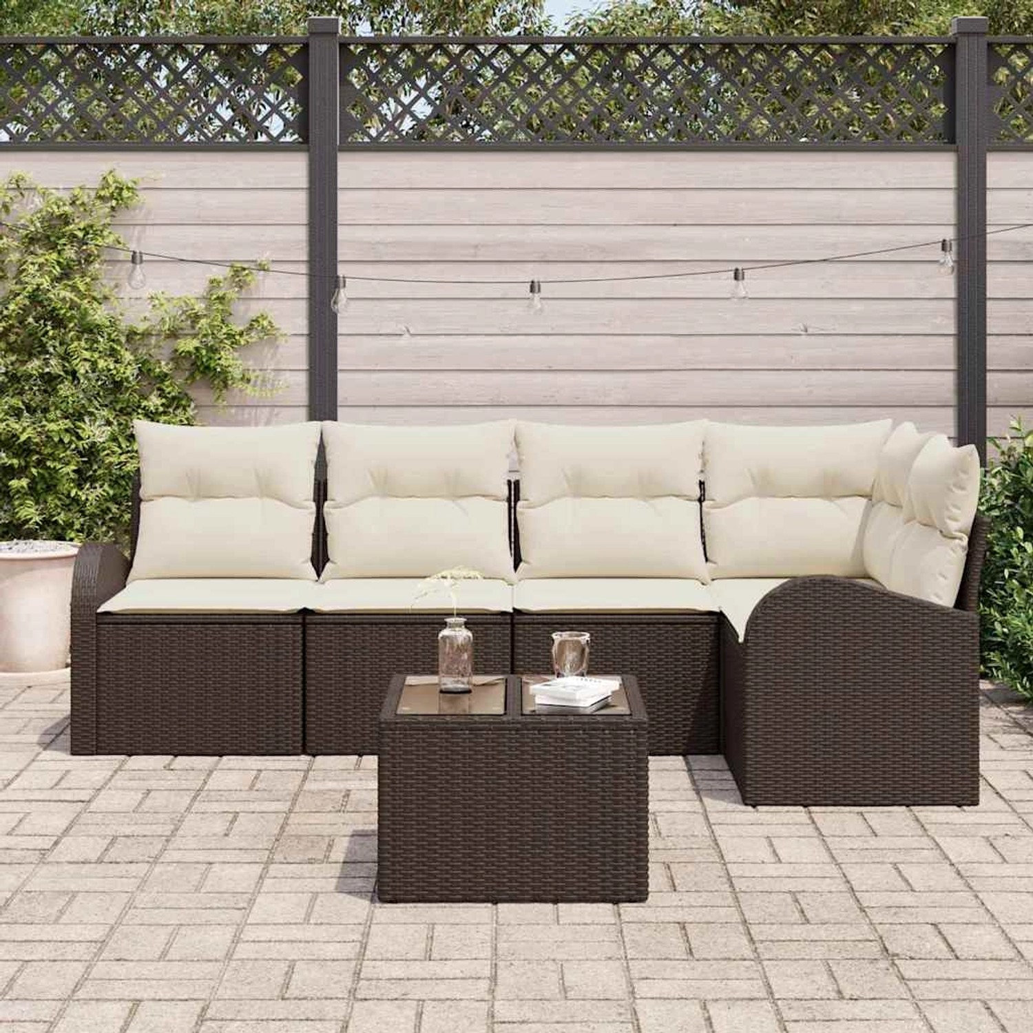 Braunes 6-tlg. vidaXL Garten-Sofa-Set aus Poly Rattan mit weißen Kissen und Tisch.