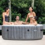 Intex PureSpa Greywood Deluxe aufblasbarer Whirlpool mit 4 Personen im Garten.