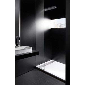 Superflache, weiße Steinkamp Duschwanne 170x90 cm mit Ablaufrinne im modernen Bad.