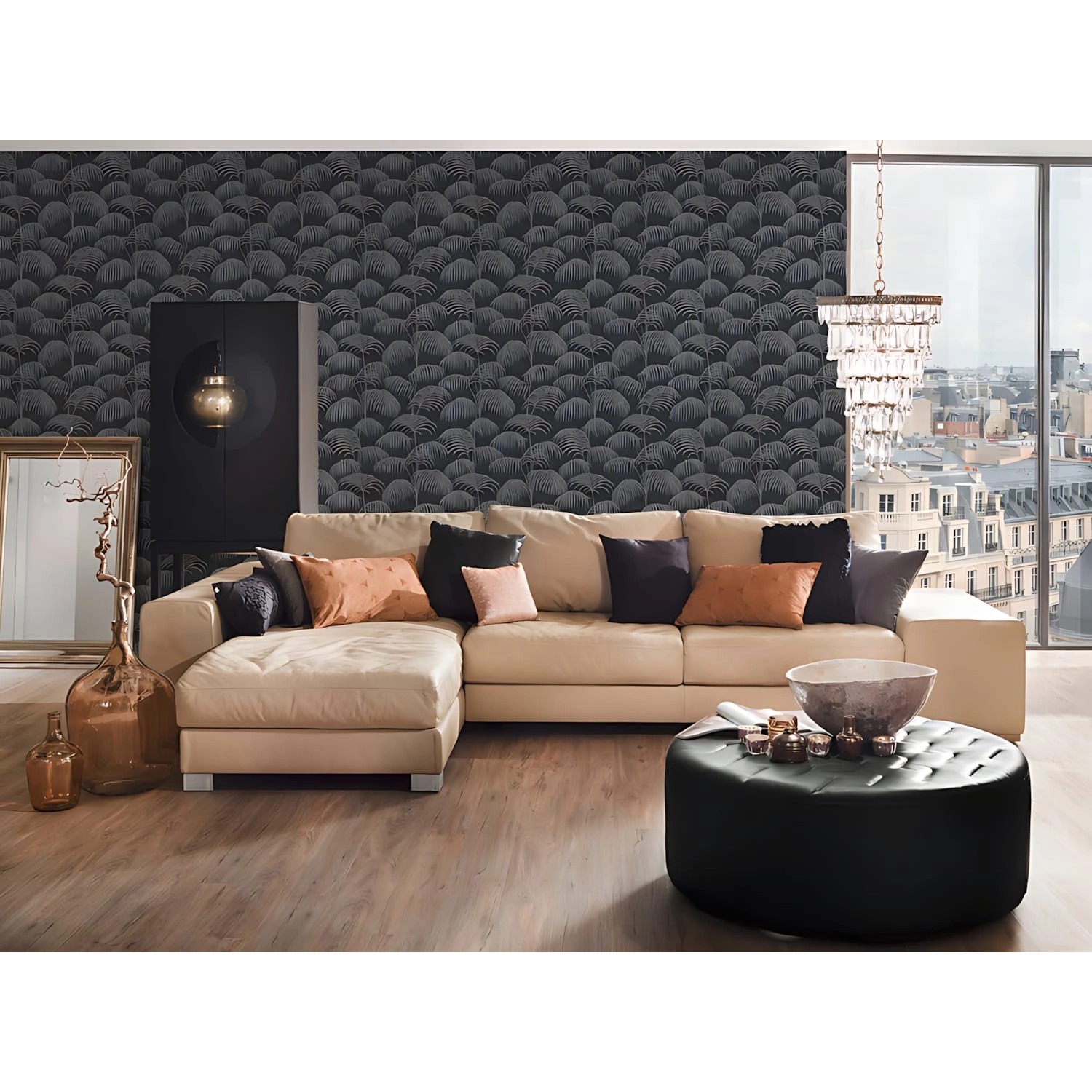 Wohnraum mit schwarzer PROFHOME Textil-Tapete mit Palmenmuster in Grau und Schwarz.