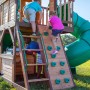 Kinder spielen auf dem Backyard Discovery Spielturm Cedar Cove mit Kletterwand, Rutsche und Aussichtsturm.