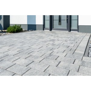 Graue Diephaus Corso Mobil Terrassenplatten im Verbundmuster als Gehweg vor modernem Haus. Ideal für Garten & Einfahrt.