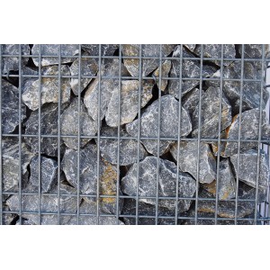 Scherf Fertig-Gabione mit Marmorbruch Donau-Blau, Nahaufnahme der Steinfüllung.