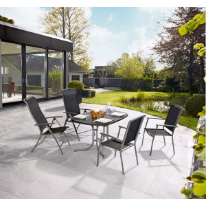 Sonnenliege Vigo aus Textilen Schwarz mit Gartenmöbel-Set auf Terrasse.