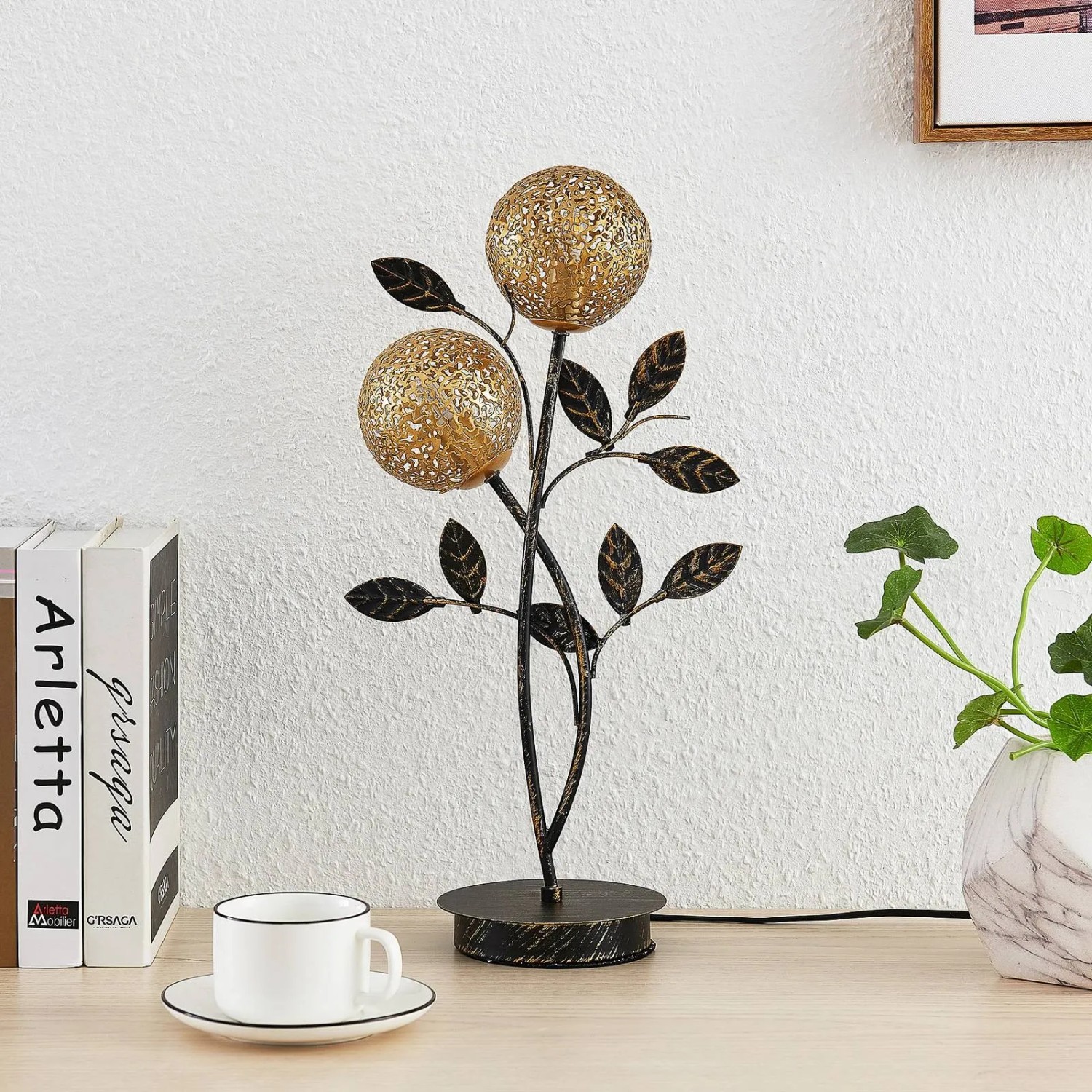 Schwarze Lucande Tischlampe Evory im Florentiner Design mit zwei Lampenschirmen.
