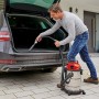 Einhell TC-VC 1820 S Nass-Trockensauger im Einsatz zum Aussaugen eines Kofferraums.
