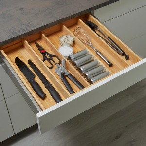 SOTECH ORGA-BOX Universal Besteckkasten aus Bambus in offener Schublade, verstellbar, mit Fächern für Küchenutensilien.