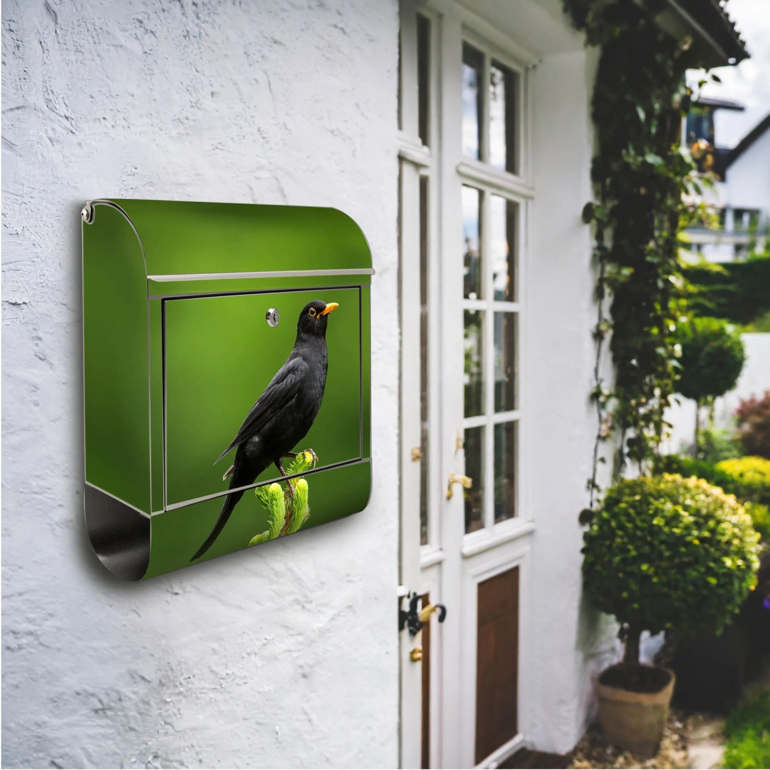 Edelstahl Briefkasten mit Vogel Motiv auf Tannenzweig und Zeitungsfach.