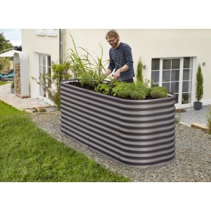 Dunkelgraue Hochbeet Erweiterung Basic 0,64 m² im Garten mit Person.